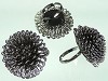Ring met bloem van metalen oogjes 33 mm  Zwart