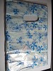 Plastic cadeautasje  met Blauwe bloemen 23x16 cm