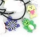 Leuke rubberen kinder halsketting met schattige hanger.