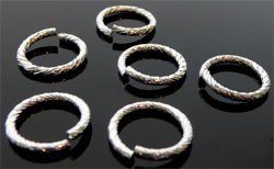 Aluminium ringetje rond versierd 15 mm en 1,8 mm dik Zilverkleurig  